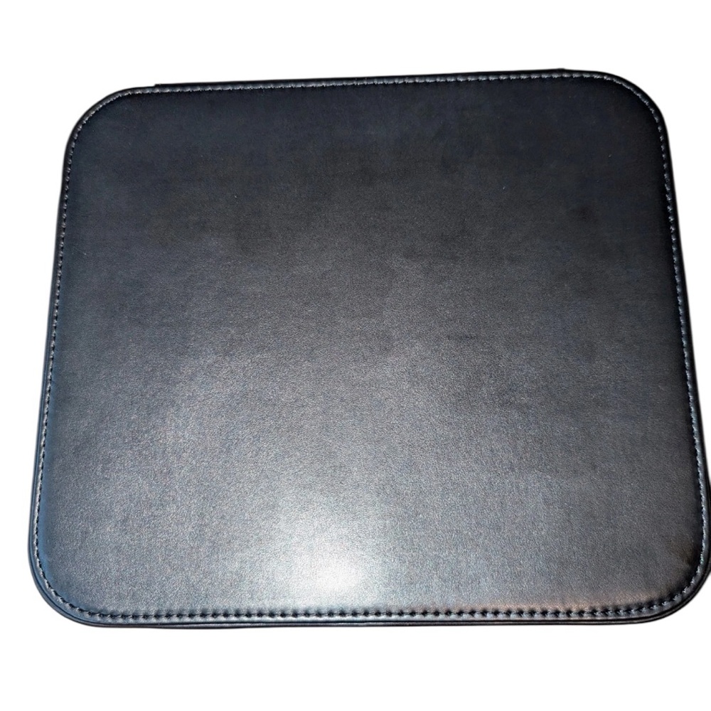 CHANEL Black Cosmetic Bag Elegant and Timeless Design - Picture 6 of 6